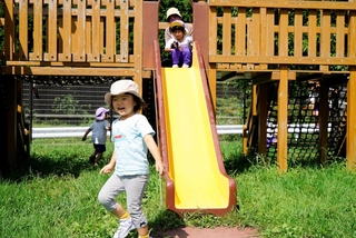 「保育園留学」の児童（手前）を受け入れる「ちくさ杉の子こども園」。広い園庭で遊べるのが魅力だ＝宍粟市千種町千草