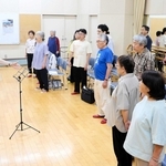 練習に取り組む合唱団＝山崎文化会館