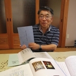 北野地区の歴史を調べて冊子にまとめた埴岡栄さん＝福崎町西田原