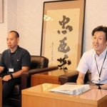 熊本地震の被災地で家屋被害の認定調査に当たった赤穂市医療介護課の山本大輔さん（右）と社会福祉課の山根拓也さん＝赤穂市役所