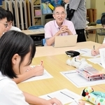 地域で活動するグループの代表に質問する高校生たち＝たつの市新宮町芝田