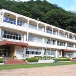 山あいに立つ長谷小学校＝神河町長谷