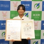 女子１００メートル障害で６位に入賞した植垣花撫さん＝神河町役場