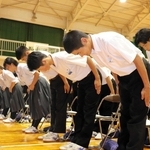 おじぎを練習する生徒ら。状況に応じた姿勢を身に付けた＝相生産業高校