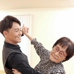 松本雅宏さんと社交ダンスを楽しむ西川幸子さん（右）。年齢を感じさせない優雅な身のこなしだ＝姫路市内