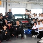 ミニ・クーパーをＥＶに改造している龍野北高の生徒（右側の白いシャツ）と日本工科大学校の学生たち＝姫路市兼田