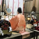 神降ろしで祈る神職。神前に置かれた獅子頭やてんぐ面が清められる＝那波八幡神社