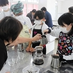 香り高いコーヒーの入れ方を練習する生徒ら＝上郡中学校