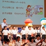 詐欺被害防止を呼びかける「でんでんむしむし」の替え歌を合唱する子どもたち＝佐用町佐用、さよう文化情報センター