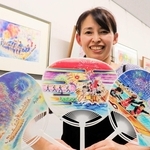 相生ペーロン祭の魅力をうちわに描き込んだ和田花萌さん＝相生市文化会館なぎさホール