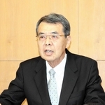 会見で立候補の意向を表明する牟礼正稔市長＝赤穂市役所
