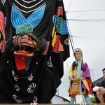 那波八幡神社の秋季例祭で舞う獅子と子ども＝２０２５年１０月５日、相生市那波西本町