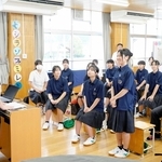 山崎高校教育類型の生徒たちと懇談する石原雅教諭（左）＝宍粟市山崎町御名、山崎南小学校
