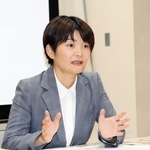 市長選への立候補を表明する荒木友貴氏＝赤穂市内