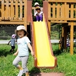 「保育園留学」の児童（手前）を受け入れる「ちくさ杉の子こども園」。広い園庭で遊べるのが魅力だ＝宍粟市千種町千草