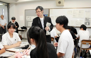 新聞について質問する生徒ら＝上郡町光都３、県立大付属高校