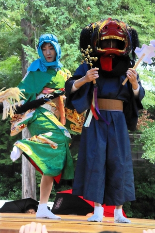 昼宮で女形との巧みな絡みを披露する獅子＝那波八幡神社