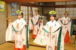 「浦安の舞」の練習に励む女子児童ら＝市川町下瀬加