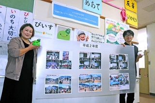 学びやの歴史を物語る写真の数々＝山野里小学校