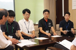 市川町職員４人が津田義和町長に課題を報告した