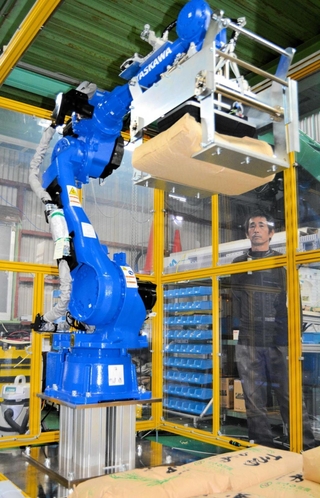 米袋を自動的につかんでパレットの上に積み上げる「農業用ロボットパレタイザー」＝宍粟市山崎町御名、森脇機工