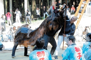 僧が獅子と格闘する演目「棒」＝宍粟市山崎町宇原
