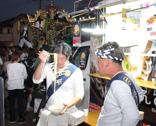 キッチンカーのえきそばを食べる二之宮神社の氏子ら＝１０日夕、福崎町福田（撮影・喜田美咲）