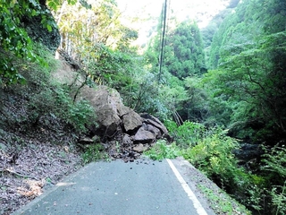 のり面の巨石が崩落し、通行止めとなっている県道吉永下徳久線＝佐用町上秋里（県光都土木事務所提供）