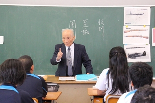 戦時中の記憶を話す堀尾幸二さん＝市川町西川辺、川辺小学校