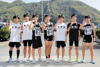 男子で初優勝を飾った姫路西高校の選手たち＝上郡町苔縄