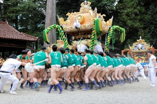 伝統の「腕回し」を披露する伊和地区の氏子たち＝伊和神社