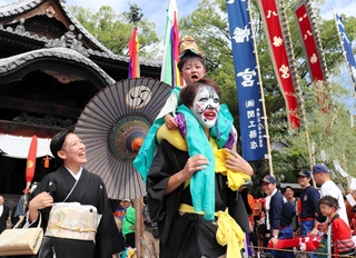 ユニークな化粧姿の男衆が子どもを肩に乗せて進む赤穂八幡宮の頭人行列＝赤穂市尾崎