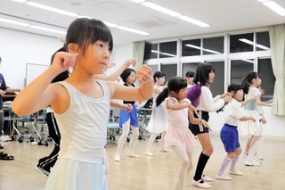 ハロウィーンイベントに合わせ、お化けをイメージして踊る子どもたち＝相生市立生きがい交流センター