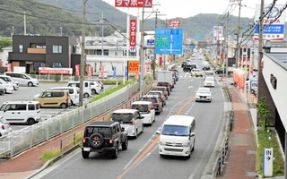 商業施設がずらりと並ぶ国道沿い＝太子町東南