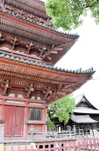 聖徳太子ゆかりの古刹・斑鳩寺。境内の三重塔は国の重要文化財に指定されている＝太子町鵤