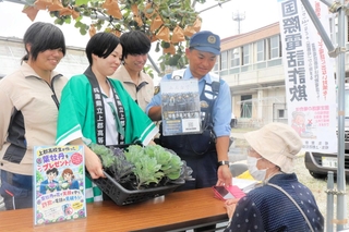 詐欺対策アプリの活用を呼びかける相生署員と上郡高校生ら＝同校