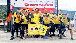 銅メダルをつかんだ磯風漕友会の選手ら＝台湾・花蓮県（提供）
