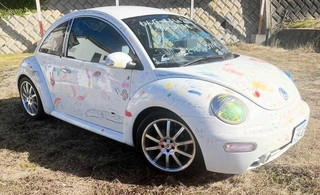 自由に落書きされた「わんまるカー」（提供）