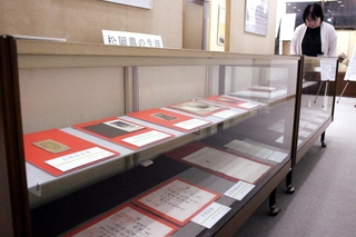 鼎と通泰の生涯をたどる展示＝福崎町西田原