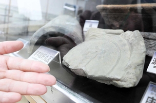 宝林寺から出土した瓦。「寶」の字が刻まれた特注品という＝上郡町郷土資料館