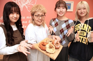 「モチサダ」を開発した嶋尾みち子さん（左から２人目）と甲南大生たち＝姫路市別所町別所、アリイ