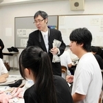 新聞について質問する生徒ら＝上郡町光都３、県立大付属高校