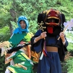 昼宮で女形との巧みな絡みを披露する獅子＝那波八幡神社