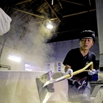 釜から蒸し米を取り出す前野貴行さん＝宍粟市山崎町山崎、老松酒造