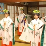 「浦安の舞」の練習に励む女子児童ら＝市川町下瀬加