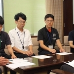 市川町職員４人が津田義和町長に課題を報告した