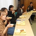 神河町の学校給食、おいしさの秘密は　季節の食材、食感こだわり　保護者向け試食会で栄養教諭が解説