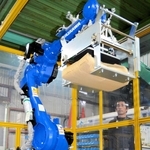 米袋を自動的につかんでパレットの上に積み上げる「農業用ロボットパレタイザー」＝宍粟市山崎町御名、森脇機工
