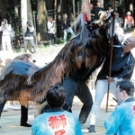 僧が獅子と格闘する演目「棒」＝宍粟市山崎町宇原
