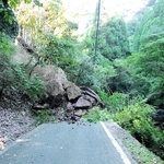 のり面の巨石が崩落し、通行止めとなっている県道吉永下徳久線＝佐用町上秋里（県光都土木事務所提供）